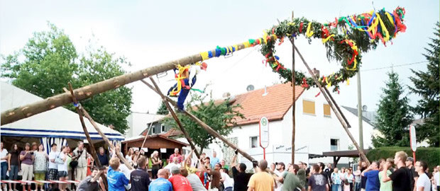 Traditionelles Baumstellen auf der Marxheimer Kerb